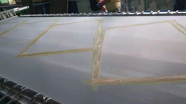 玻璃印刷中絲網(wǎng)印刷和UV印刷工藝特點(diǎn)有什么不同？